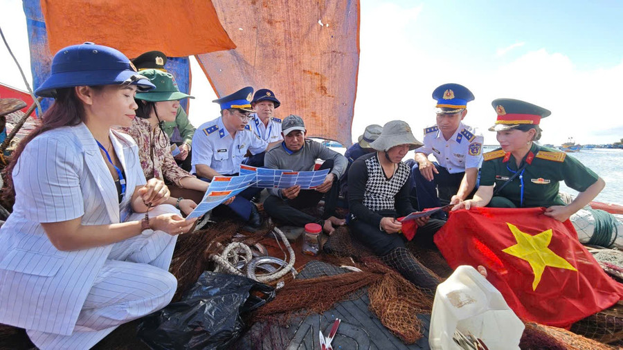 Đoàn công tác các địa phương tuyên truyền chống khai thác IUU cho ngư dân Lý Sơn. Ảnh: Minh Trung doan-cong-tac-cac-dia-phuong-tuyen-truyen-iuu-cho-ngu-dan-ly-son-quang-ngai.jpg