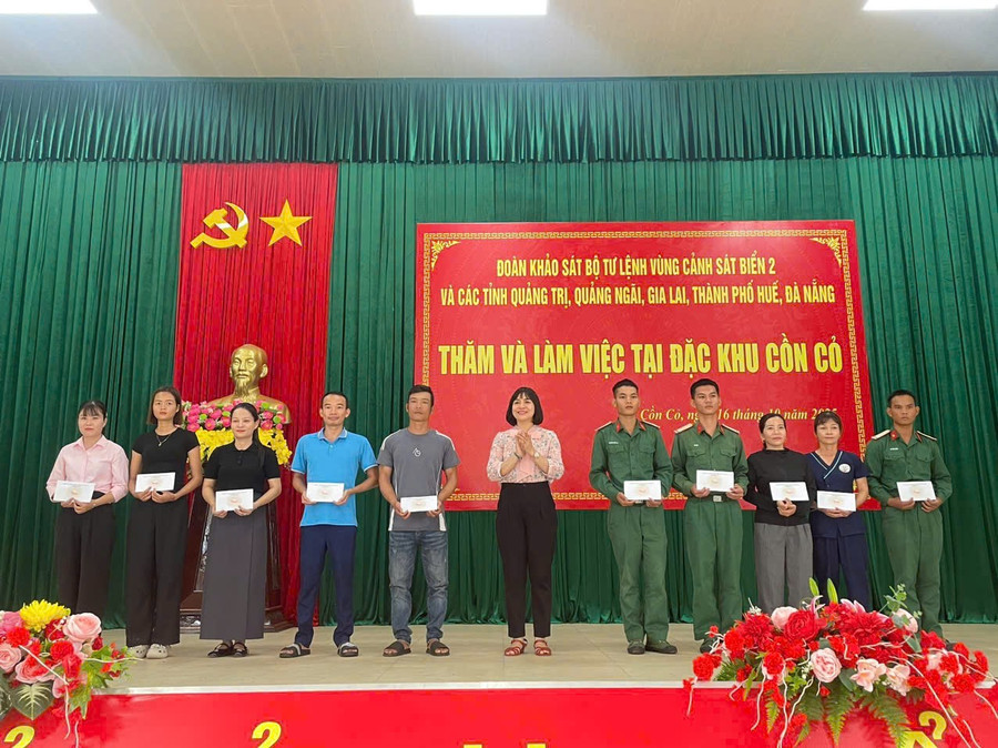 Đoàn công tác tặng quà cho người dân đảo Cồn Cỏ. Ảnh: Minh Trung doan-cong-tac-tang-qua-cho-ngu-dan-co-hoan-canh-kho-khan-tai-dac-khu-con-co-quang-tri.jpg