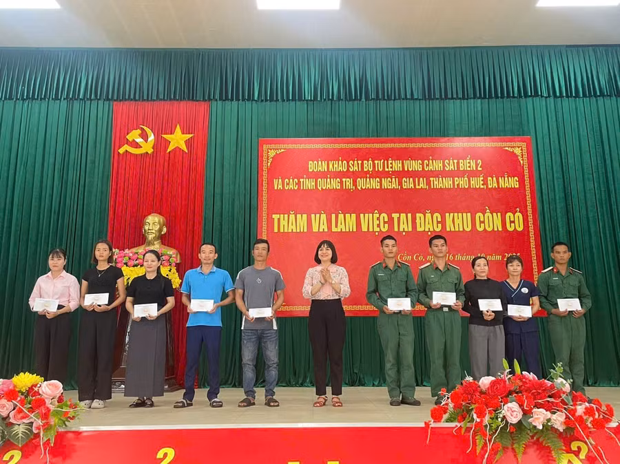 doan-cong-tac-tang-qua-cho-ngu-dan-co-hoan-canh-kho-khan-tai-dac-khu-con-co-quang-tri.jpg
