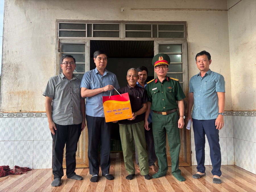 Phó Chủ tịch UBND tỉnh Lâm Hải Giang thăm, tặng quà gia đình ông Siu Huy, xã Ia Ko. Ảnh: Thúy Diện z6954232035590-c06a2141fc3e3e4c6902ed552d0637fb.jpg