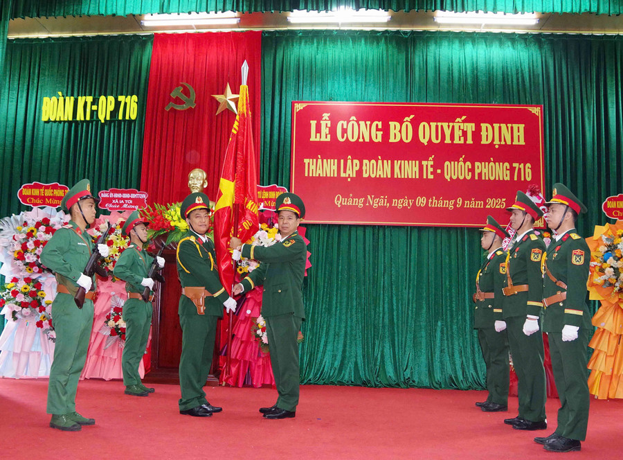 Đại tá Khuất Bá Cao, Bí Thư Đảng ủy, Phó Tư lệnh Binh đoàn 15 trao quân kỳ quyết thắng cho Đoàn KT-QP 716. Ảnh: Thanh Quý 6-dai-ta-khuat-ba-cao-bi-thu-dang-uy-pho-tu-lenh-binh-doan-15-trao-quan-ky-quyet-thang-cho-doan-kt-qp-716.jpg