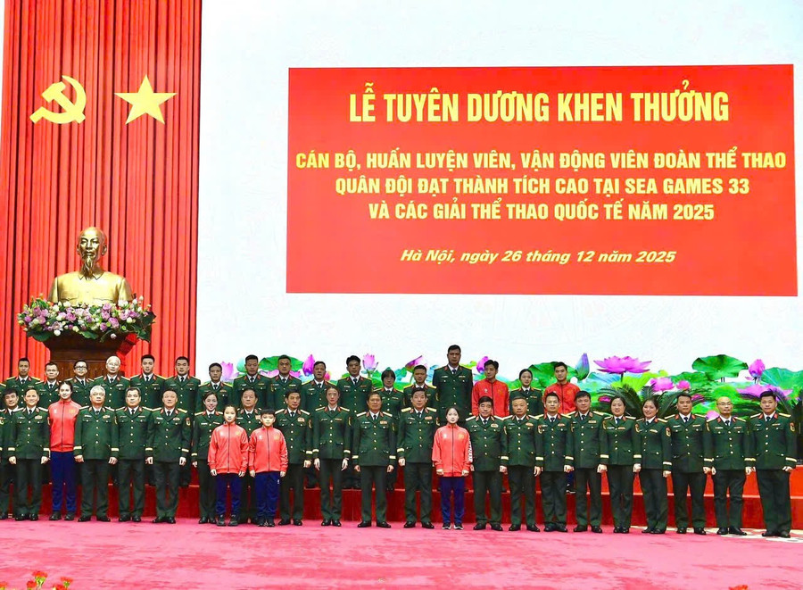 hoang-tan-vinh-chup-hinh-luu-niem-cung-bo-quoc-phong.jpg