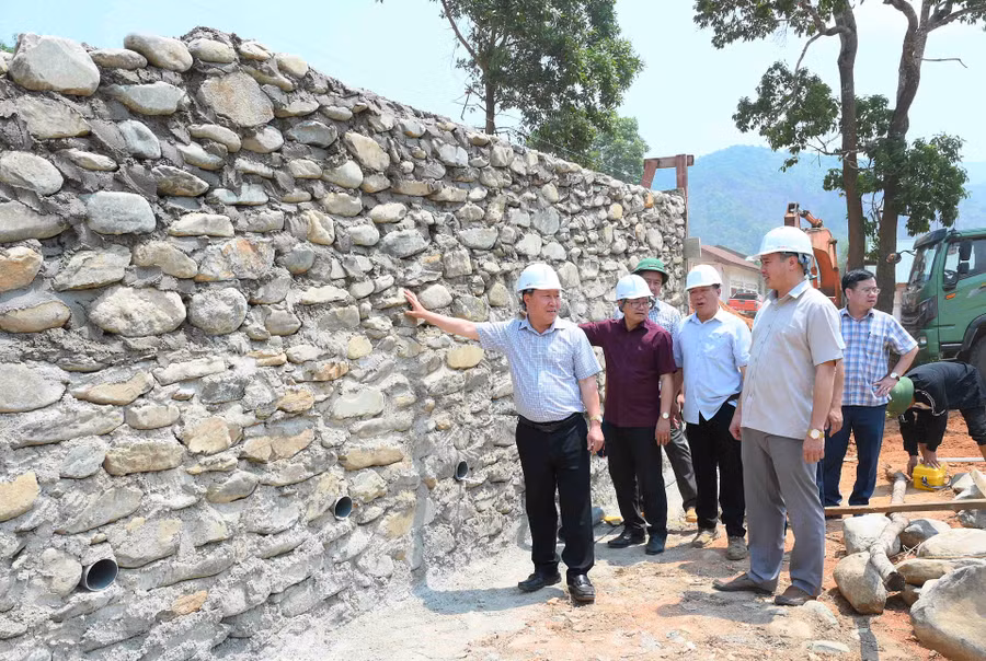 9-dai-ta-tran-ngoc-hai-pho-tu-lenh-kiem-tham-muu-truong-binh-doan-cung-doan-cong-tac-kiem-tra-cac-cong-trinh-du-an-tai-cum-ban-muong-cham.jpg