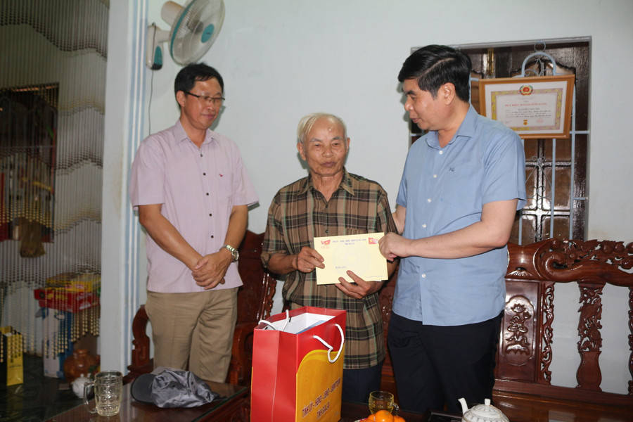 Phó Chủ tịch UBND tỉnh Lâm Hải Giang thăm, tặng quà gia đình ông Nguyễn Văn Tìu, xã Chư Pưh. Ảnh: Thúy Diện pho-chu-tich-ubnd-tinh-lam-hai-giang-tham-tang-qua-cho-gia-dinh-ong-kpuih-thot-xa-chu-puh.jpg
