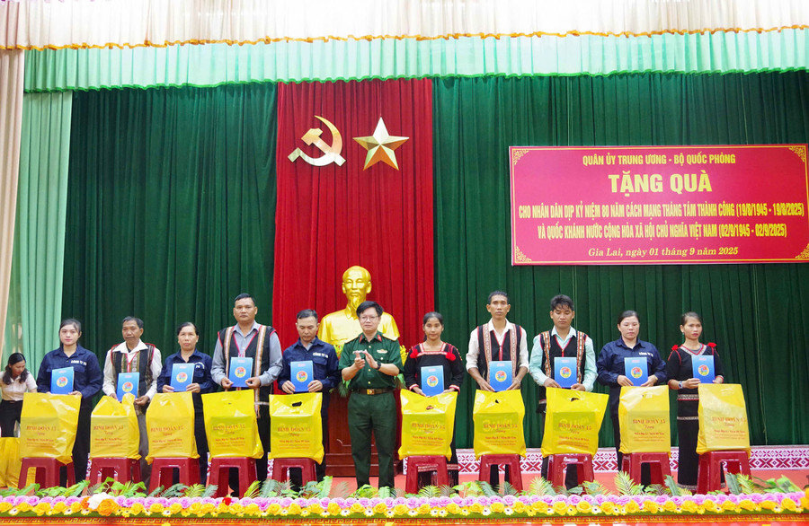 Đại tá Lưu Văn Đoàn-Phó Chủ nhiệm Chính trị Binh đoàn trao quà tặng người lao động và người dân tại Đoàn Kinh tế - Quốc phòng 74. Ảnh: Đ.K 4-dai-ta-luu-van-doan.jpg