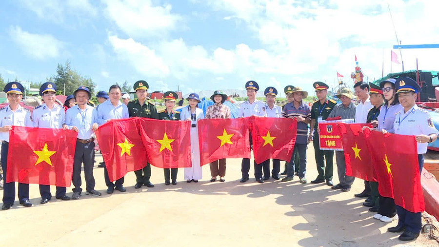 Đoàn công tác tặng cờ Tổ quốc cho ngư dân Đặc khu Lý Sơn. Ảnh: Minh Trung doan-cong-tac-tang-co-to-quoc-cho-ngu-dan-dac-khu-ly-son-quang-ngai.jpg