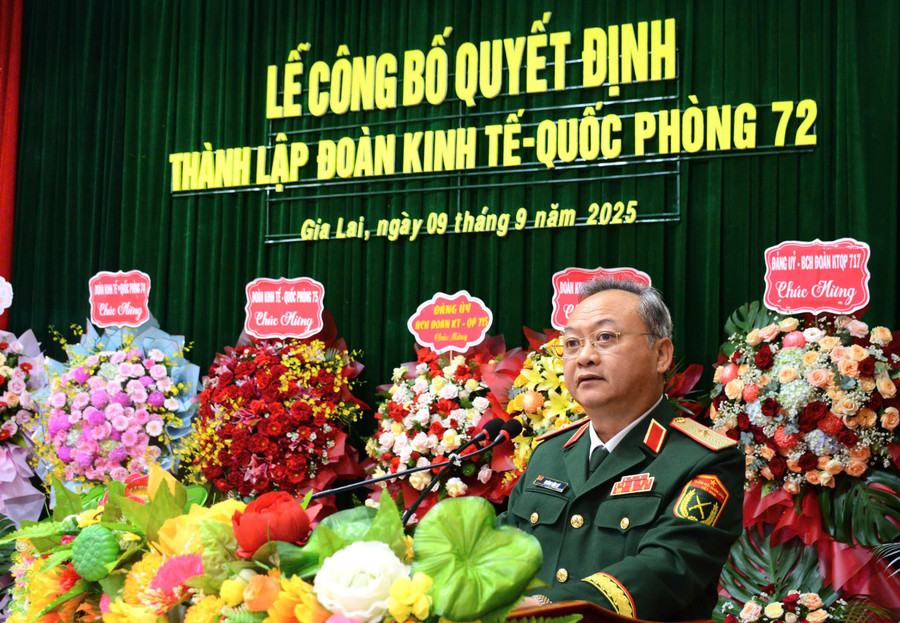 Thiếu tướng Hoàng Văn Sỹ-Tư lệnh Binh đoàn 15 phát biểu chỉ đạo tại lễ công bố Quyết định thành lập Đoàn KT-QP 72. Ảnh: Thanh Quý 1-thieu-tuong-hoang-van-sy-tu-lenh-binh-doan-15-phat-bieu-chi-dao-tai-le-cong-bo-quyet-dinh-doan-kt-qp-72.jpg