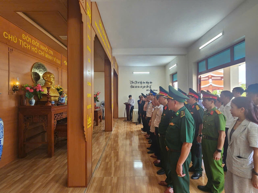 Đoàn công tác dâng hương viếng Chủ tịch Hồ Chí Minh tại Nhà tưởng niệm Hồ Chí Minh tại đặc khu Cồn Cỏ (Quảng Trị). Ảnh: Minh Trung. doan-cong-tac-dang-huong-vieng-chu-tich-hcm-tai-nha-tuong-niem-hcm-tai-dac-khu-con-co-quang-tri.jpg