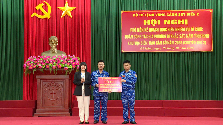 Đại diện Đoàn công tác tỉnh Gia Lai tặng quà cho cán bộ chiến sĩ tàu KN390. Ảnh: Minh Trung dai-dien-doan-cong-tac-tinh-gia-lai-tang-qua-cho-can-bo-chien-si-tau-390.jpg