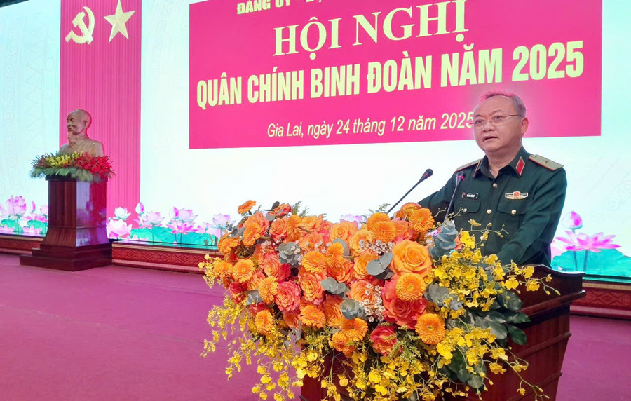 thieu-tuong-hoang-van-sy-pho-bi-thu-dang-uy-tu-lenh-binh-doan-15-chu-tri-hoi-nghi-anh-duy-linh-chup.jpg