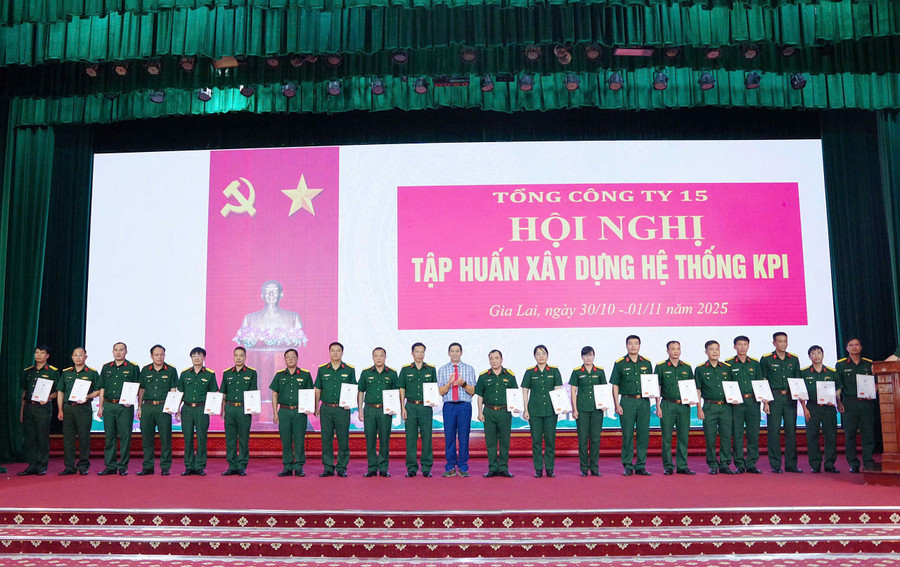 dai-dien-cong-ty-co-phan-tu-van-va-dao-tao-pmt-da-nang-trao-chung-nhan-hoan-thanh-chuong-trinh-tap-huan-cho-cac-hoc-vien.jpg