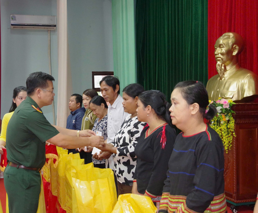 Đại tá Nguyễn Hồng Lam-Phó Tư lệnh Binh đoàn 15 trao quà của Quân ủy Trung ương, Bộ Quốc phòng tặng người dân tại Đoàn Kinh tế - Quốc phòng 75. Ảnh: Đ.K 2.jpg