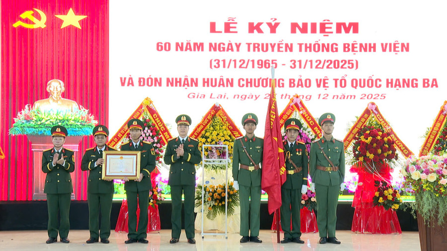 benh-vien-quan-y-211-don-nhan-huan-chuong-bao-ve-to-quoc-hang-iii-1.jpg
