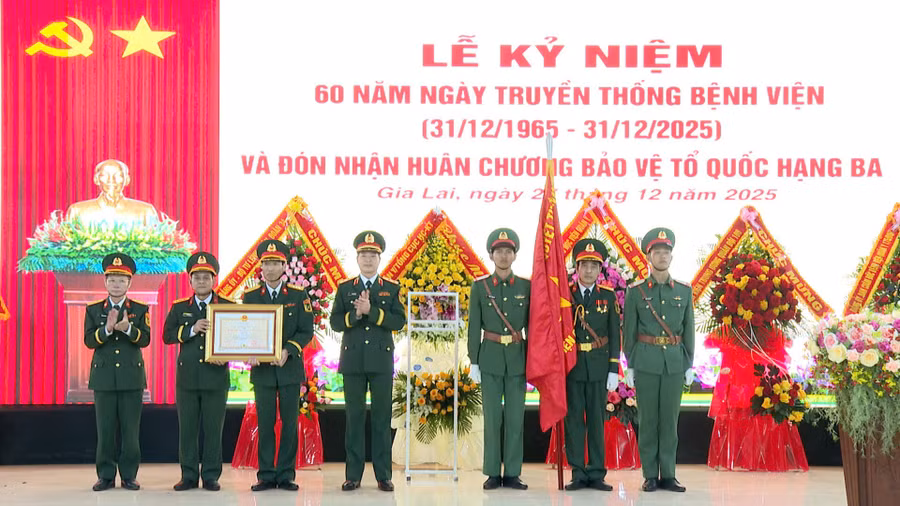 benh-vien-quan-y-211-don-nhan-huan-chuong-bao-ve-to-quoc-hang-iii-1.jpg