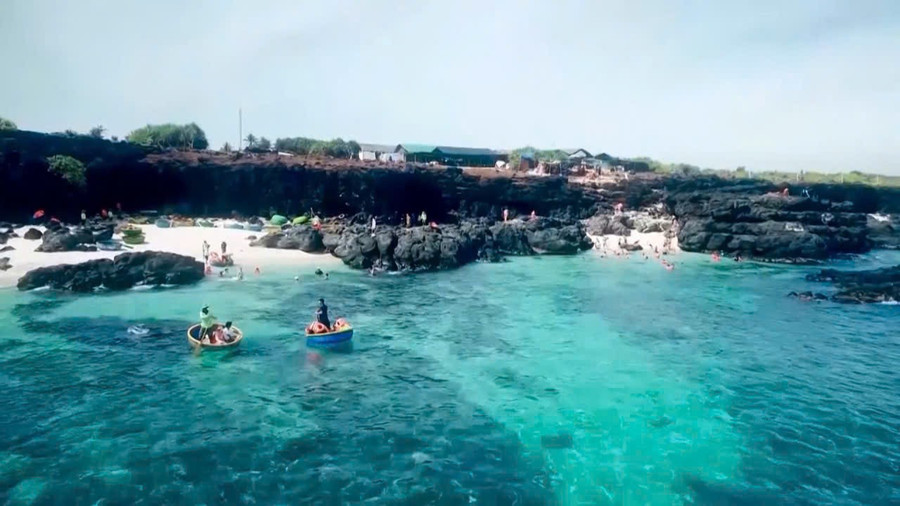 Khách du lịch ở đặc khu Lý Sơn. Ảnh: Minh Trung khach-du-lich-tren-dac-khu-ly-son-quang-ngai.jpg