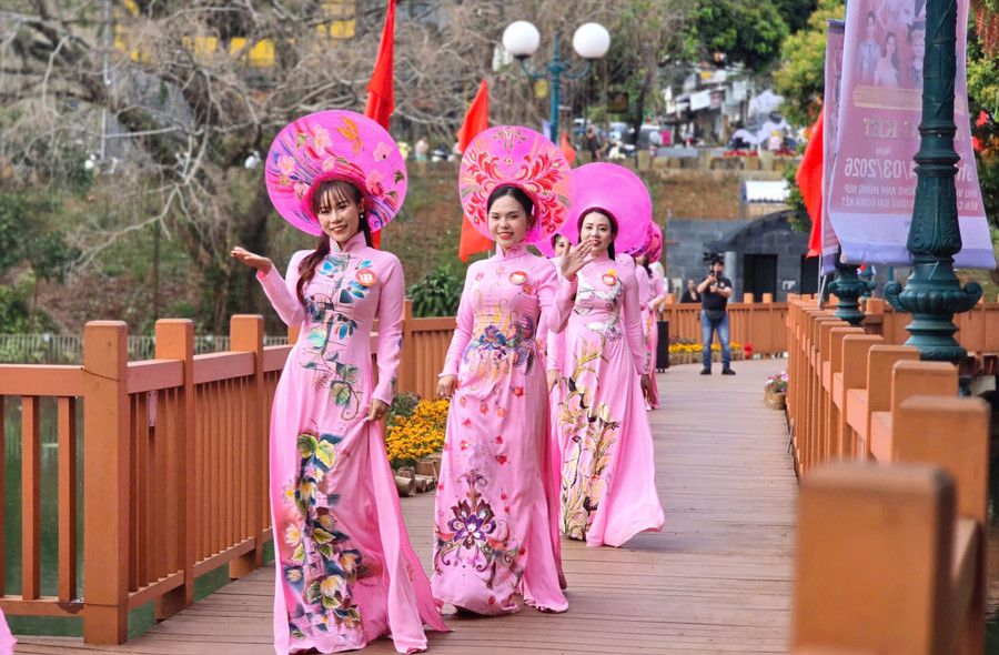top-20-thi-sinh-trinh-dien-ao-dai-tai-cong-vien-dien-hong.jpg
