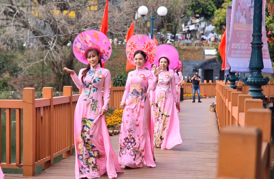 top-20-thi-sinh-trinh-dien-ao-dai-tai-cong-vien-dien-hong.jpg