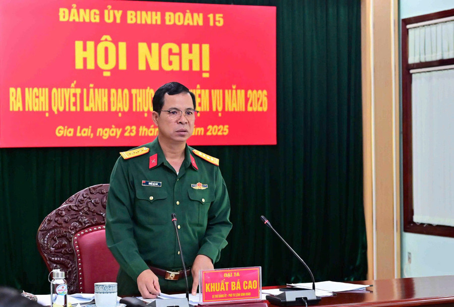 dai-ta-khuat-ba-cao-bi-thu-dang-uy-pho-tu-lenh-binh-doan-15-chu-tri-hoi-nghi.jpg
