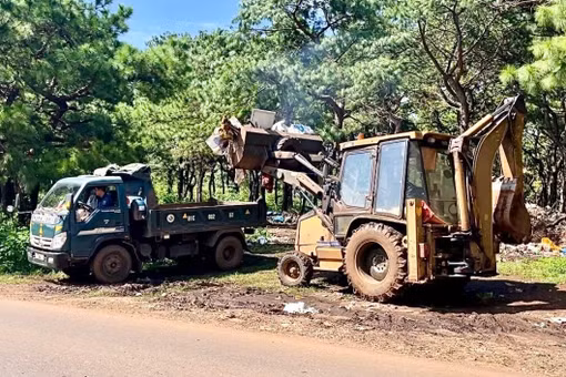 Chung tay xóa “điểm nóng” rác thải ở phố Núi 