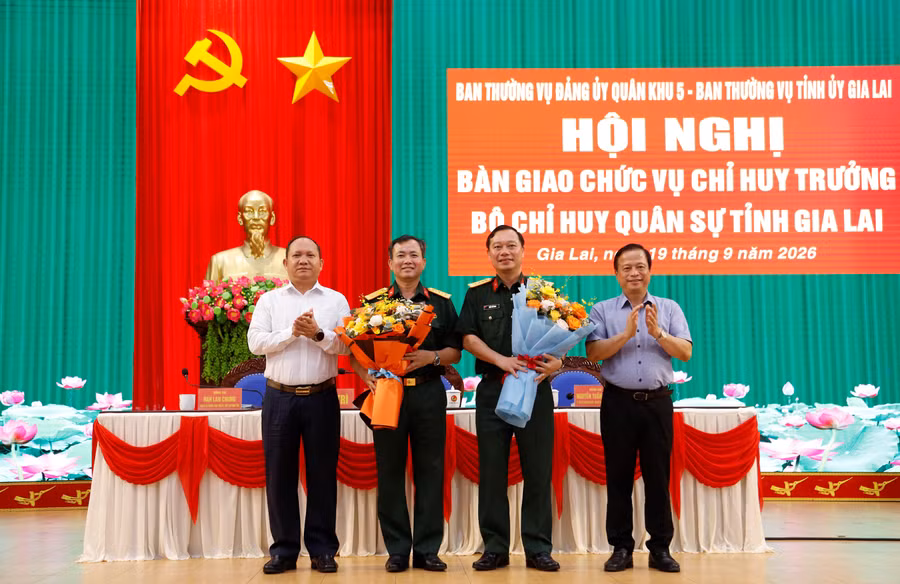 ban-giao-chuc-vu-chi-huy-trong-bo-chqs-tinh-gia-lai.jpg