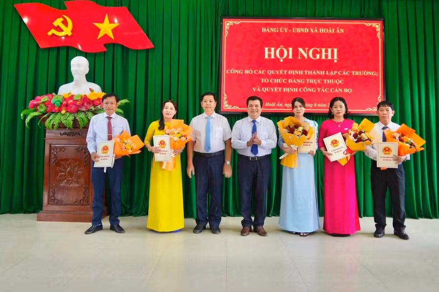 xa-hoai-an-va-xa-binh-phu-cong-bo-cac-quyet-dinh-thanh-lap-cac-truong-hoc.jpg
