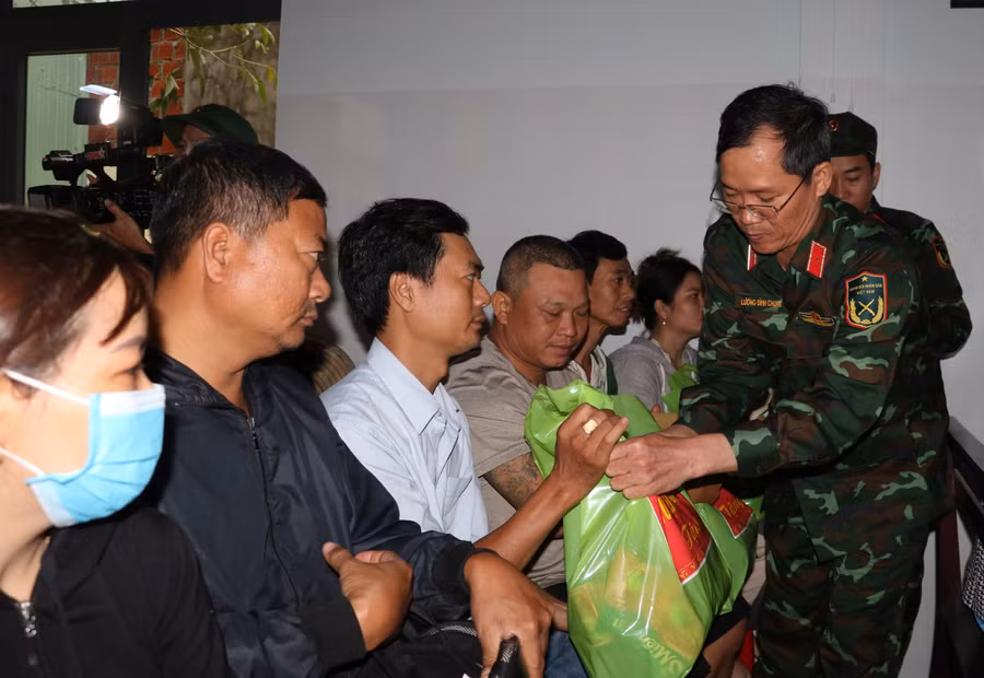 thieu-tuong-luong-dinh-chung-tang-qua-cho-nhan-dan-vung-lu.jpg