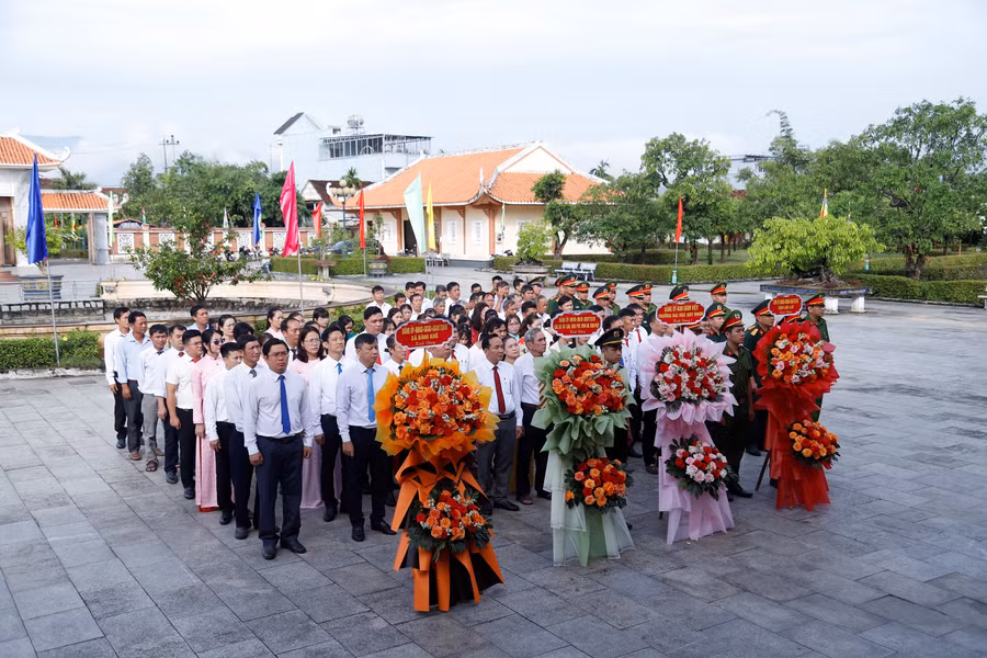 dang-hoa-dang-huong-tuong-nho-chu-tich-ho-chi-minh.jpg