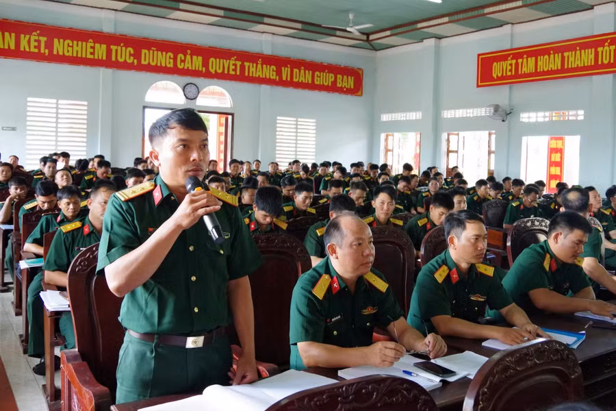 quan-doan-34-doi-thoai-dan-chu-voi-can-bo-chien-si-su-doan-31.jpg