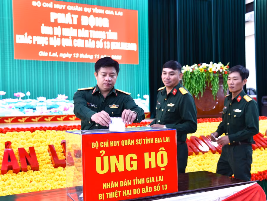 can-bo-nhan-vien-trong-llvt-tinh-quyen-gop-ung-ho-nguoi-dan-bi-thiet-hai-do-bao.jpg