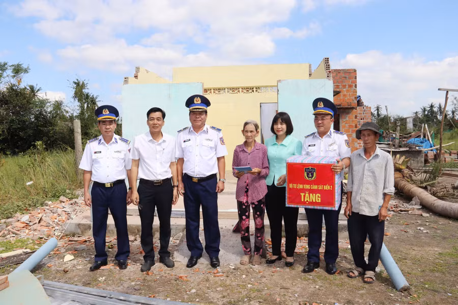 doan-cong-tac-tang-qua-gia-dinh-ba-ho-thi-quyen-thon-thuan-nhut.jpg