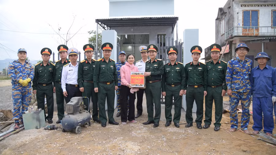 cuc-cuu-ho-cuu-nan-kiem-tra-tien-do-xay-dung-nha-va-tang-qua-cho-gia-dinh-ba-nhat.jpg