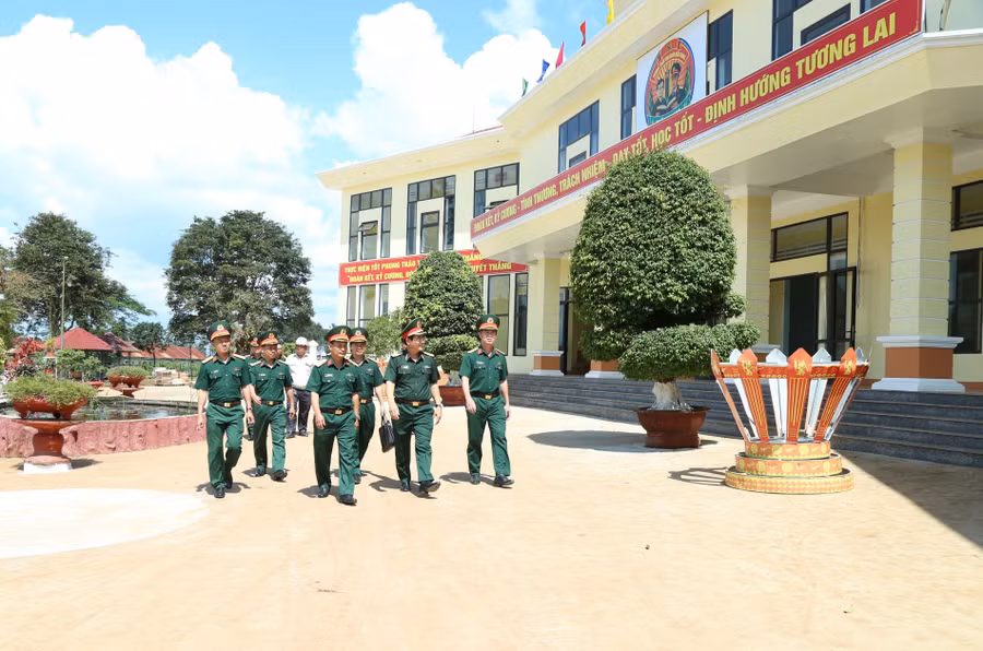 phan-hieu-1-truong-thieu-sinh-quan-mien-trung-san-sang-di-vao-hoat-dong.jpg