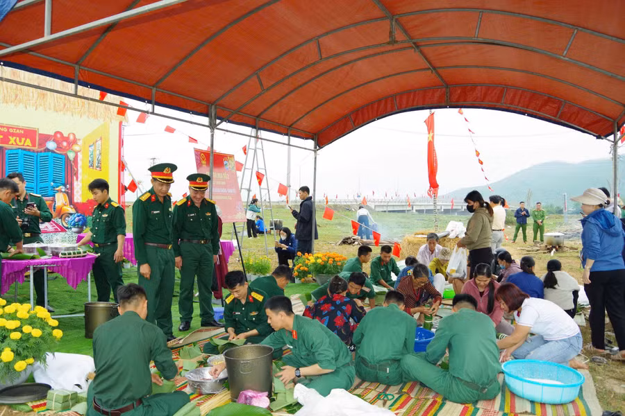 ngay-hoi-banh-chung-xanh-gan-ket-tinh-quan-dan.jpg