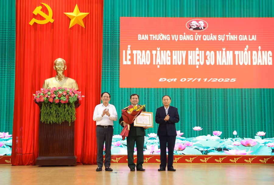 dai-ta-nguyen-the-vinh-nhan-huy-hieu-30-nam-tuoi-dang.jpg