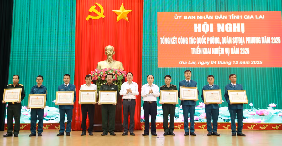 khen-thuong-cac-tap-the-co-thanh-tich-xuat-sac-trong-thuc-hien-nhiem-vu.jpg
