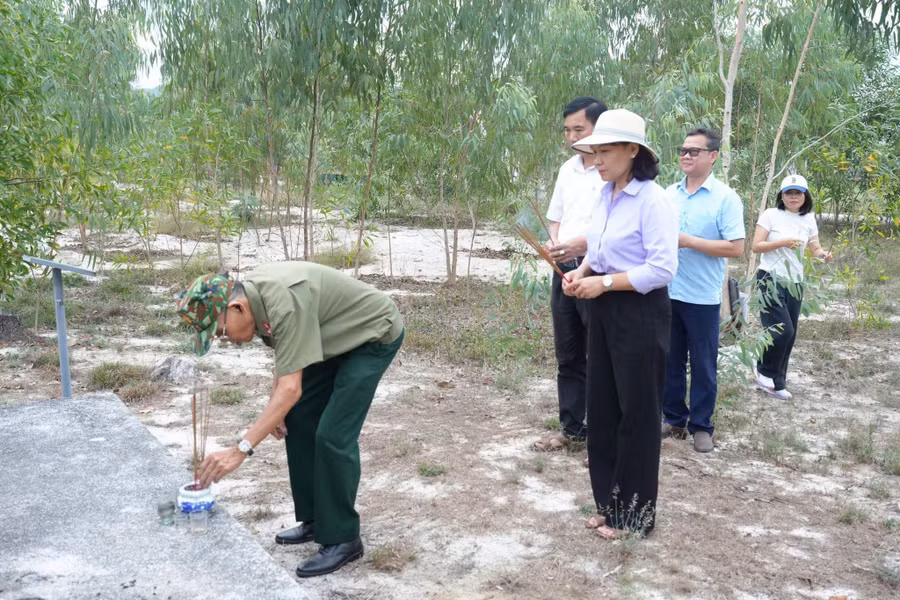 khoanh-vung-khu-vuc-nghi-co-ho-liet-si-o-di-tich-cam-an-son.jpg