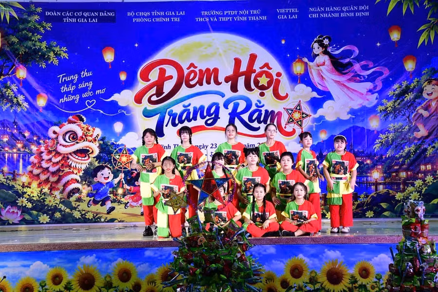 am-ap-dem-hoi-trang-ram-voi-hoc-sinh-vung-cao-vinh-thanh.jpg