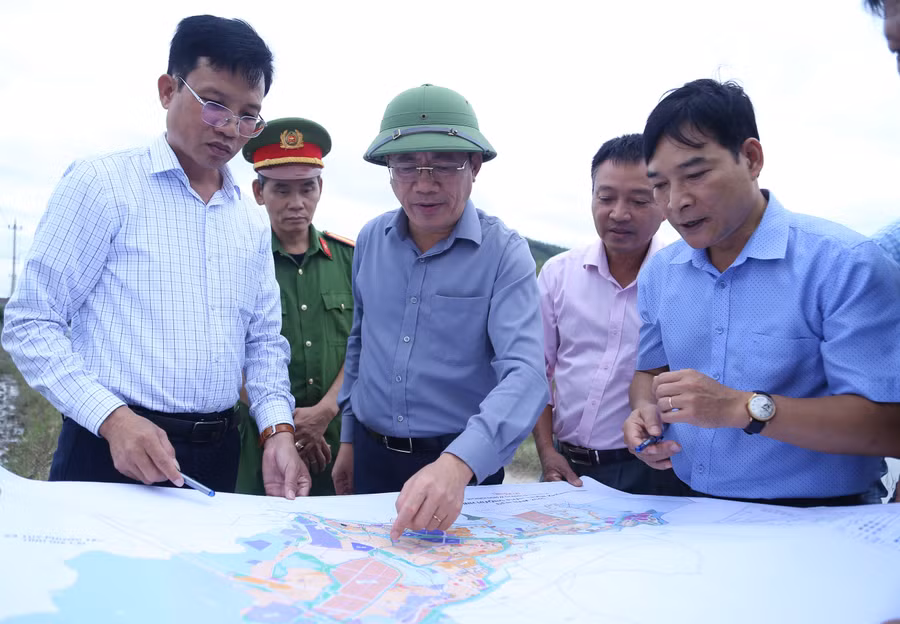 chu-tich-ubnd-tinh-kiem-tra-viec-tai-dinh-cu-dan-vung-thien-tai-tai-cac-dia-phuong-phia-dong-tinh.jpg