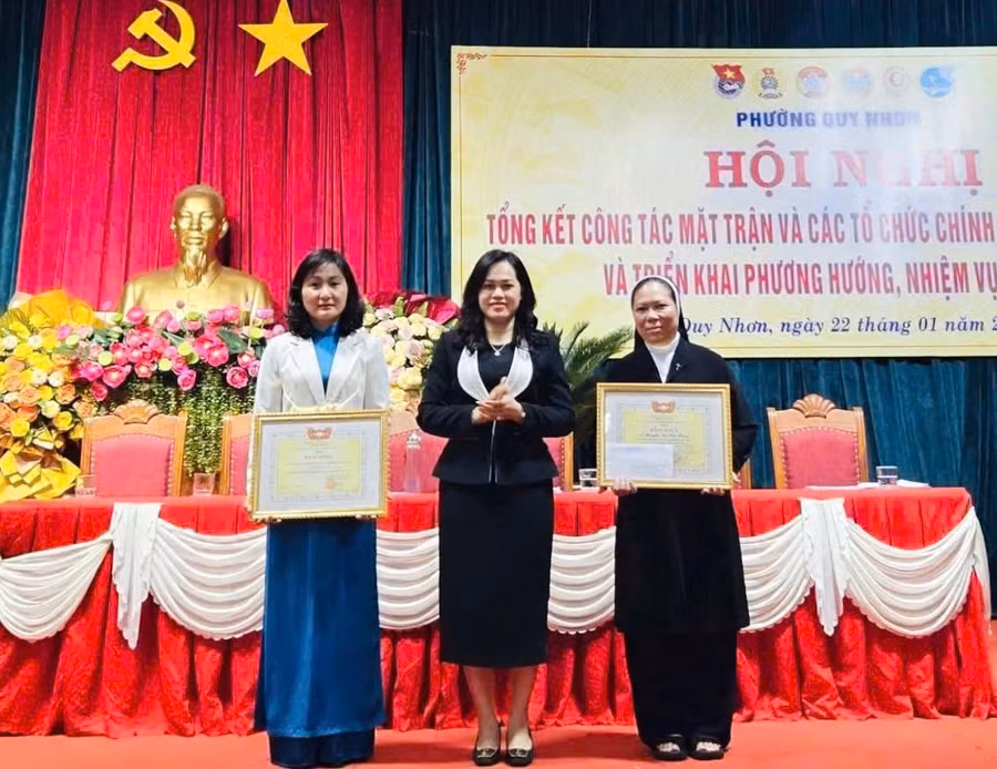 lanh-dao-phuong-quy-nhon-trao-bang-khen-cua-uy-ban-mttq-viet-nam-tinh-cho-cac-tap-the-co-thanh-tich-xuat-sac.jpg