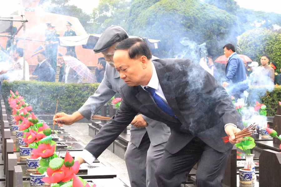 cac-dai-bieu-thap-huong-tung-phan-mo-liet-si.jpg