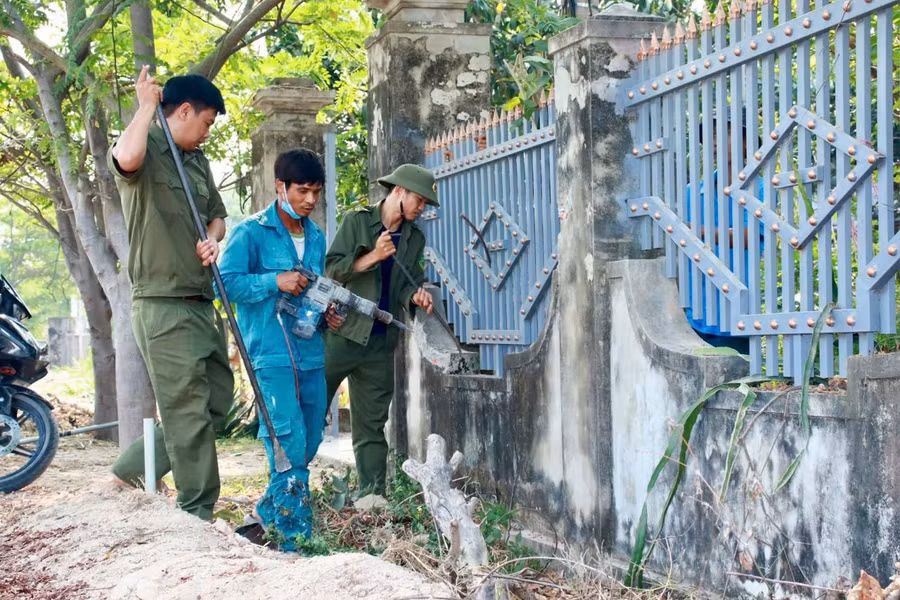 nhieu-ho-dan-xa-ia-hiao-tu-nguyen-hien-dat-di-doi-vat-kien-truc-mo-rong-duong-giao-thong-nong-thon-anh-vp.jpg