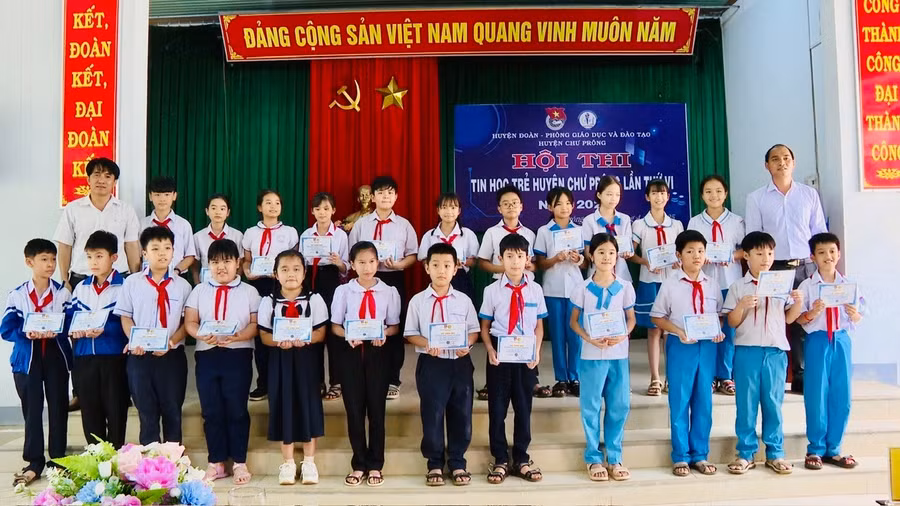 ban-to-chuc-trao-giay-chung-nhan-tham-gia-hoi-thi-cho-cac-thi-sinh-o-bang-a-anh-ro-lan-vien.jpg
