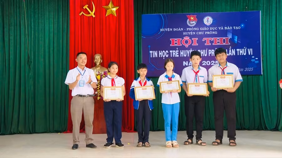 ban-to-chuc-trao-giai-cho-cac-thi-sinh-dat-thanh-tich-xuat-sac-tai-hoi-thi-anh-ro-lan-vien.jpg