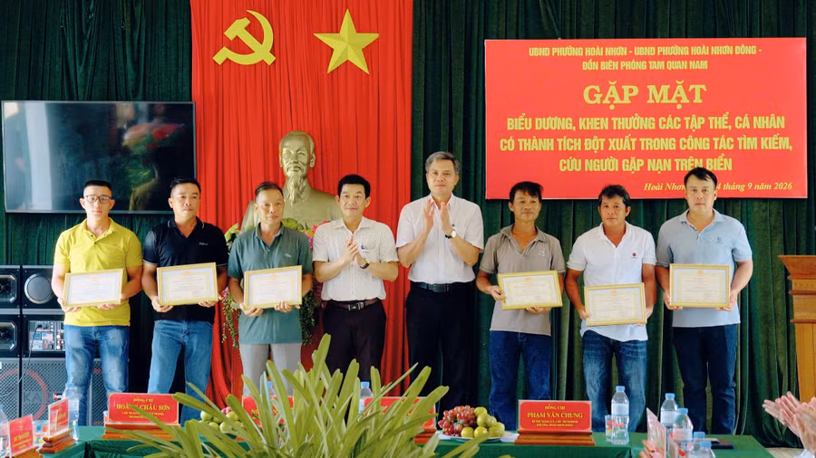 tuyen-duong-nhung-nguoi-hung-cuu-32-ngu-dan-giua-bien-khoi.jpg
