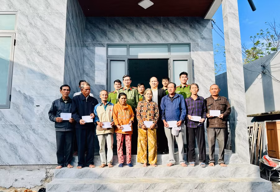 pho-bi-thu-thuong-truc-tinh-uy-rah-lan-chung-tang-qua-cho-cac-ho-dan-duoc-ho-tro-xay-nha-theo-chien-dich-quang-trung-than-toc-anh-ht.jpg