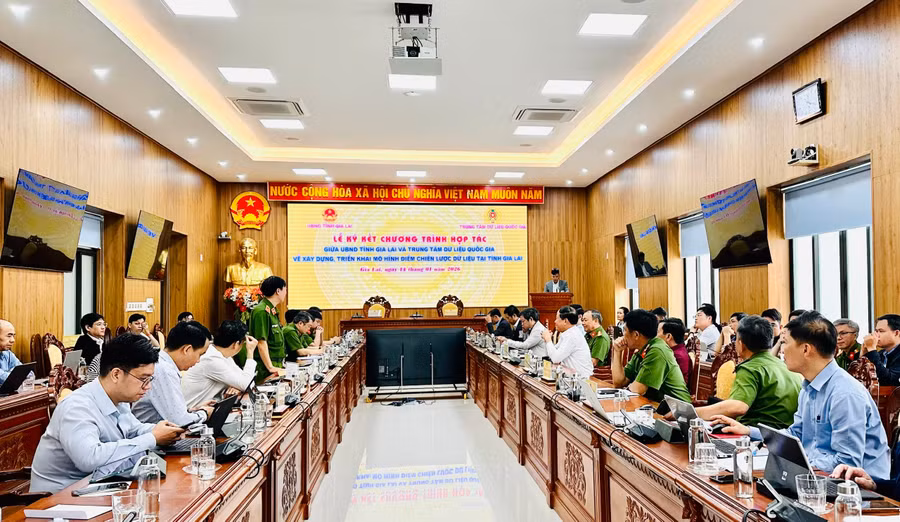 quang-canh-buoi-lam-viec-anh-ht.jpg
