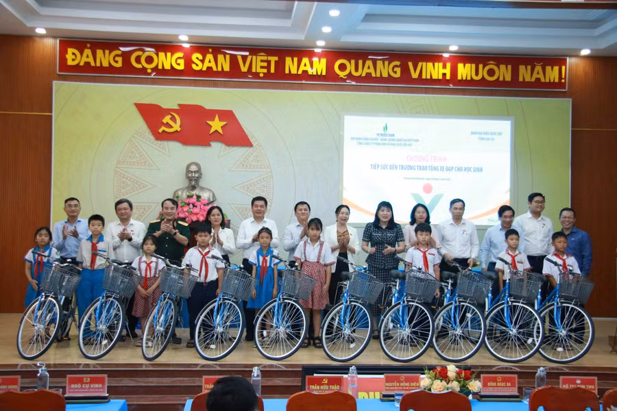 Phó Chủ tịch Quốc hội Nguyễn Hồng Diên (thứ 5 từ trái qua) cùng các ĐBQH tặng xe đạp cho học sinh phường Hoài Nhơn Bắc. Ảnh: Phi Long