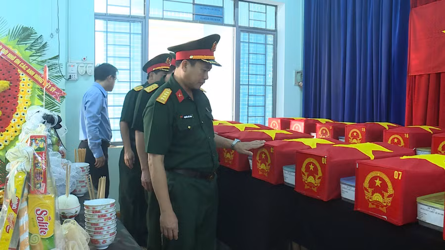 dai-ta-nguyen-the-vinh-chi-huy-truong-bo-chqs-tinh-kiem-tra-cong-tac-chuan-bi-cho-le-vieng-truy-dieu-va-an-tang-hai-cot-cac-liet-si-duoc-tim-kiem-quy-tap-tai-xa-ia-boong.jpg