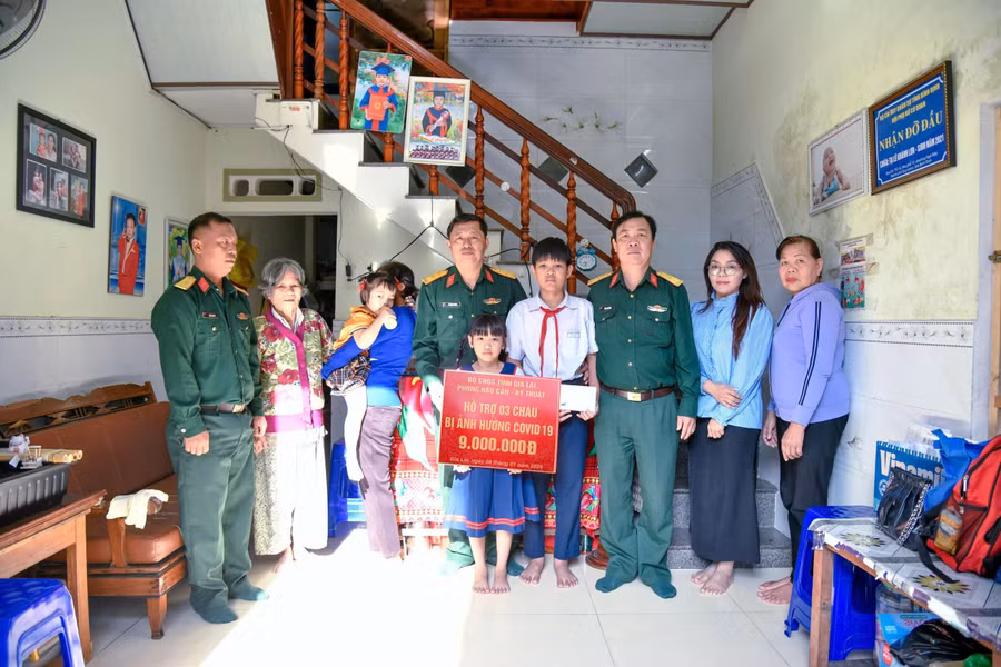 trao-kinh-phi-do-dau-cho-cac-con-cua-anh-ta-cong-thao.jpg