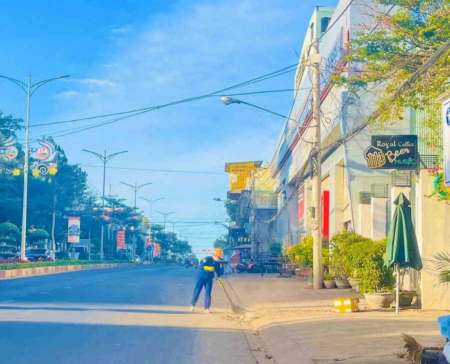 18-nam-gan-bo-voi-cong-viec-thu-gom-rac-chi-sy-chua-mot-lan-ve-que-don-tet-vi-phai-tang-ca-cho-viec-thu-gom-rac-thai.jpg